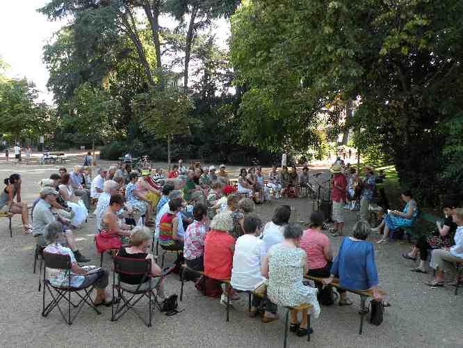 Le public lors du spectacle de poésie sur Les ponts, le 17 août 2012, dans le jardin des Prébendes à Tours.