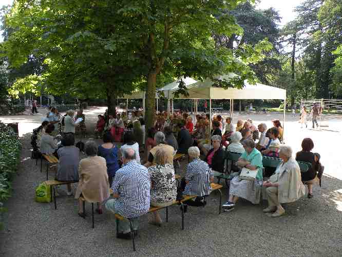 Le public lors de la rencontre littéraire consacrée à Jean-Jacques Rousseau, le 3 août 2012, dans le jardin des Prébendes à Tours.