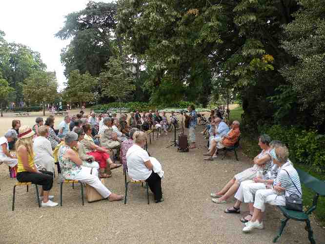 Le public lors de la rencontre littéraire consacrée au Dr Ledouble, le 16 août 2013, dans le jardin des Prébendes à Tours.