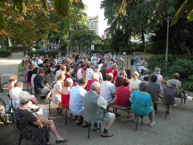 Le public lors du spectacle de poésie sur La mer, le 23 août 2013, dans le jardin des Prébendes à Tours.