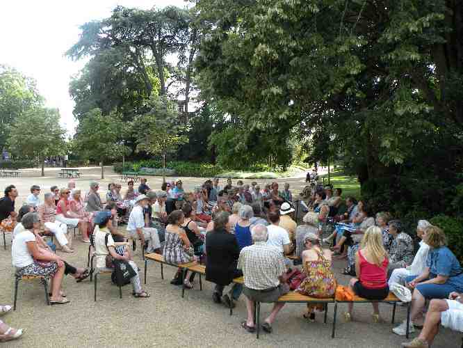 Le public lors de la rencontre littéraire consacrée à Alfred de Vigny, le 2 août 2013, dans le jardin des Prébendes à Tours.