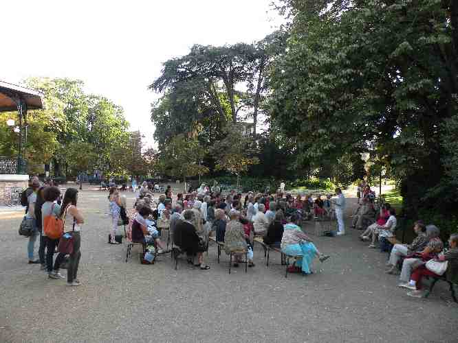 Le public lors de la rencontre littéraire consacrée à François Lacore, le 30 août 2013, dans le jardin des Prébendes à Tours.