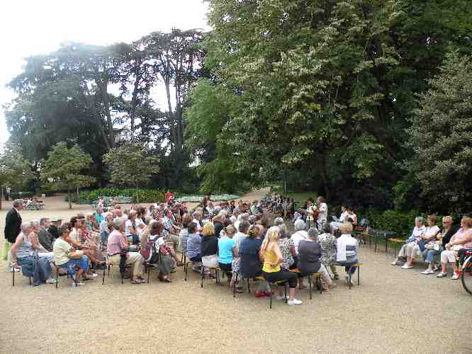 Le public lors de la rencontre littéraire consacrée à Alfred de Vigny, le 9 août 2013, dans le jardin des Prébendes à Tours.