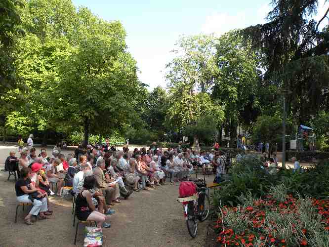 Le public lors de la Rencontre littéraire consacrée à René Boylesve et Le bonheur à cinq sous, le 1er août 2014, dans le jardin des Prébendes à Tours.