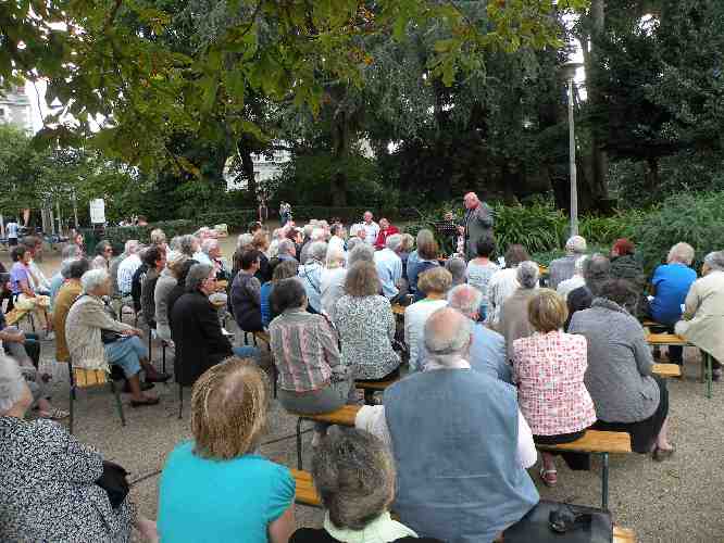 Une partie du public pendant lintervention de Jean-Mary Couderc, le 29 aot 2014, dans le jardin des Prbendes  Tours..