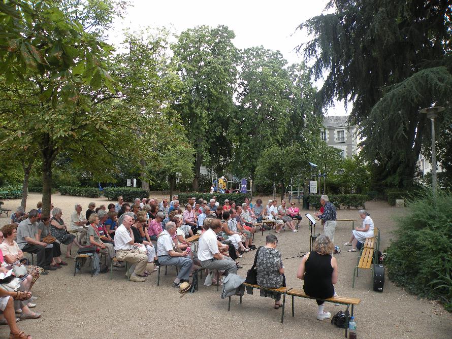 Le public lors de la Rencontre littéraire dans le jardin des Prébendes à Tours, consacrée à Jacques Body, le 7 août 2015.