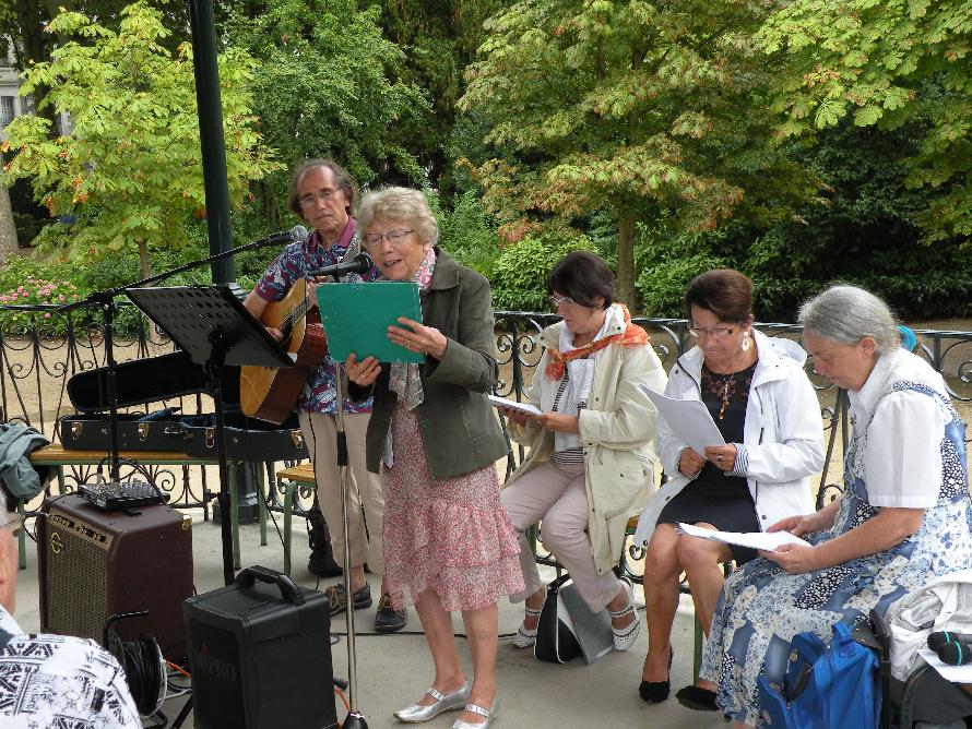 Les lecteurs lors du spectacle de poésie sur Les Yeux, dans le cadre des Rencontres littéraires dans le jardin des Prébendes, à Tours, le 14 août 2015.