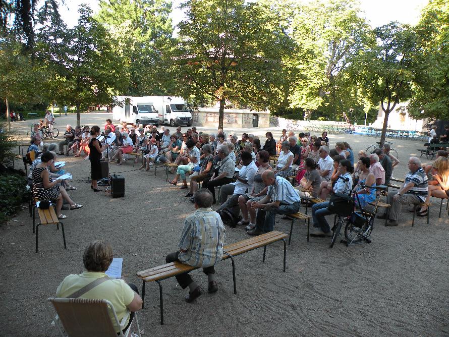 Le public lors de la rencontre littéraire du 21 août 2015, dans le jardin des Prébendes à Tours, consacrée à la vie de Joachim du Bellay.