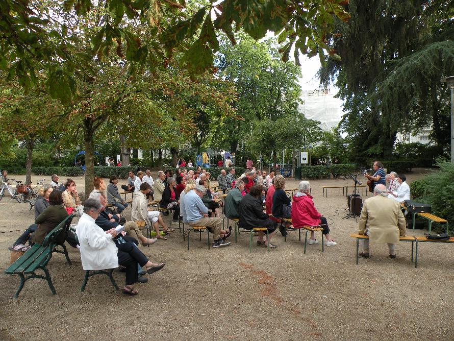Le public lors de la Rencontre littéraire du 28 août 2015, consacrée à la poésie de Joachim du Bellay, dans le jardin des Prébendes à Tours.