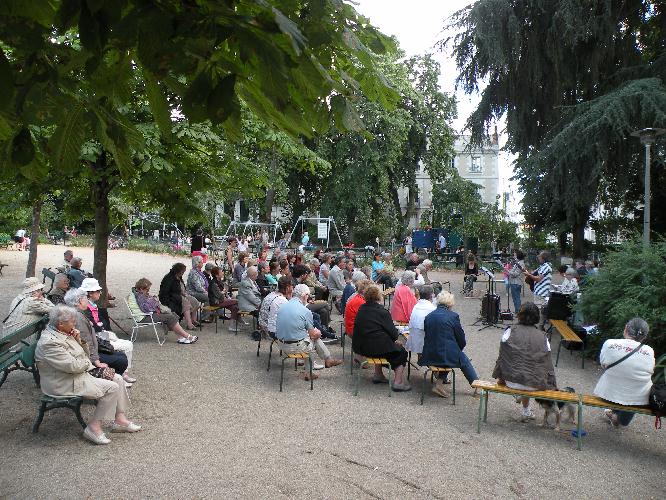 Le public lors de la Rencontre littraire dans le jardin des Prbendes  Tours, le 5 aot 2016.