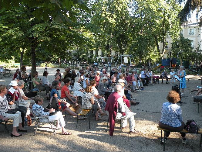 Spectacle de poésie sur le partage, le 12 août 2016, dans le jardin des Prébendes à Tours.