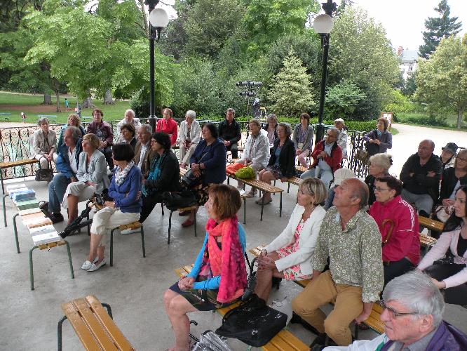 Une partie du public lors de la Rencontre littéraire du 19 août 2016, dans le jardin des Prébendes à Tours.