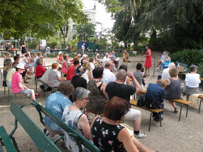 Une partie du public lors de la Rencontre littéraire du 26 août 2016, dans le jardin des Prébendes à Tours.