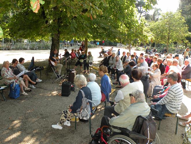 Rencontre du 11 aot 2017 dans le jardin des Prbendes  Tours, consacre au spectacle de posie sur "Le bonheur".