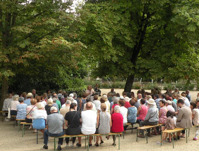Une partie du public lors de la conférence de Christine Bousquet-Labouérie, le 25 août 2017, dans le jardin des prébendes à Tours.