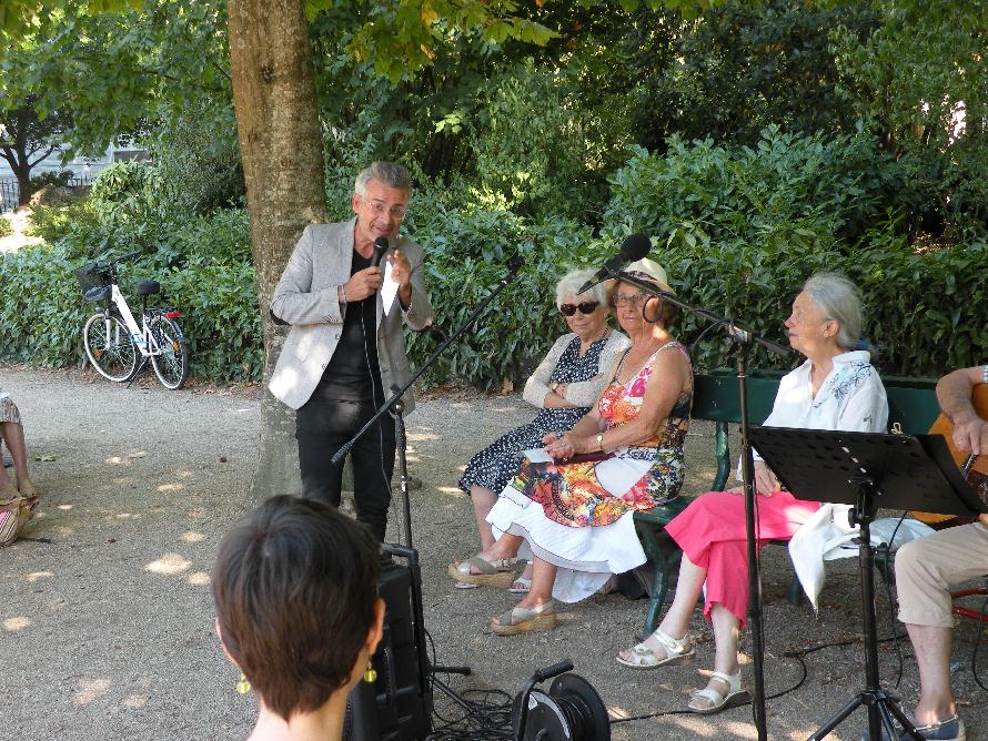 Monsieur Emmanuel Denis, maire de Tours, à la fin de la Rencontre du 5 août 2022, dans le jardin des Prébendes.