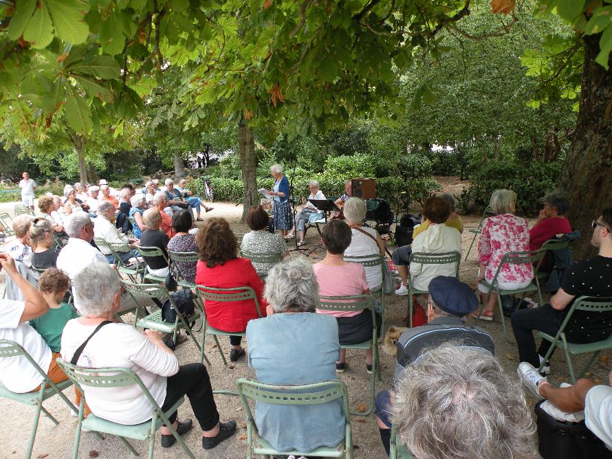 Une partie du public lors de la Rencontre littéraire dans le jardin des Prébendes, du 19 août 2022, consacrée au spectacle de poésie sur Force et faiblesse.