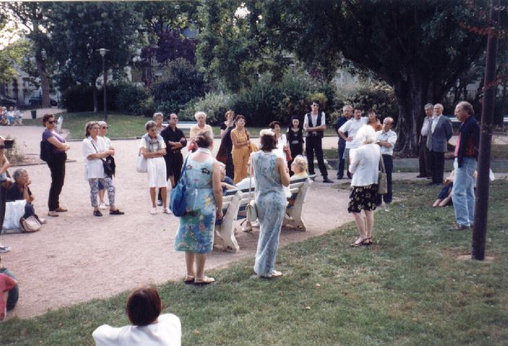 Pendant la lecture de la rencontre sur René BOYLESVE, dans le jardin René Boylesve, le 27 août 1999