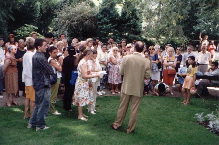 Pendant la lecture de la rencontre sur RACAN, au jardin des Prébendes, le 20 août 1999